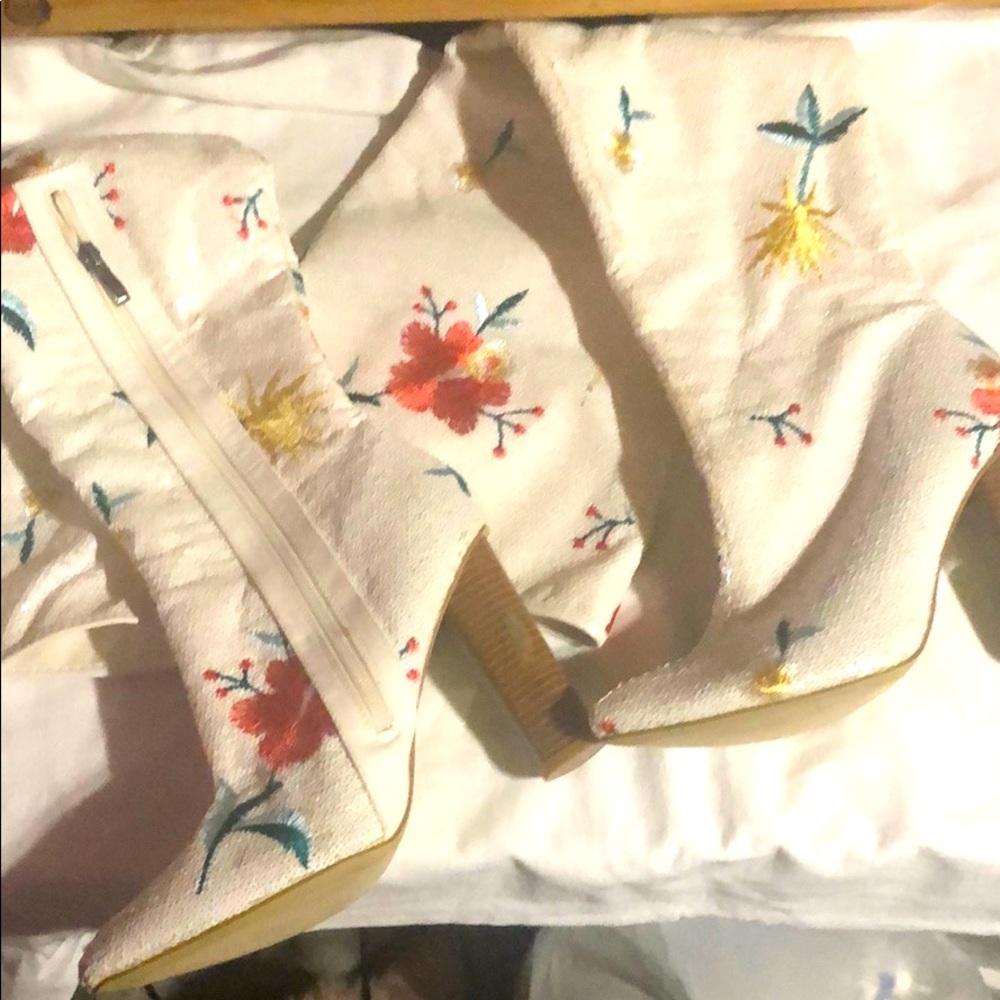 🔥🔥Knee boots white sequence colorful stitch.